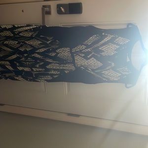 Sleeveless maxi snakeskin print.